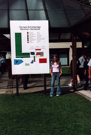 Susanne Rump vor der  Schiessanlage in München - Hochbrück