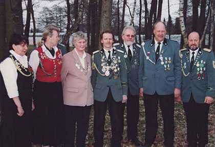 4.v.l. Franz Rump als Kreiskönig 2003, 6.v.l. Johannes Dinklage zweiter Ritter 2003