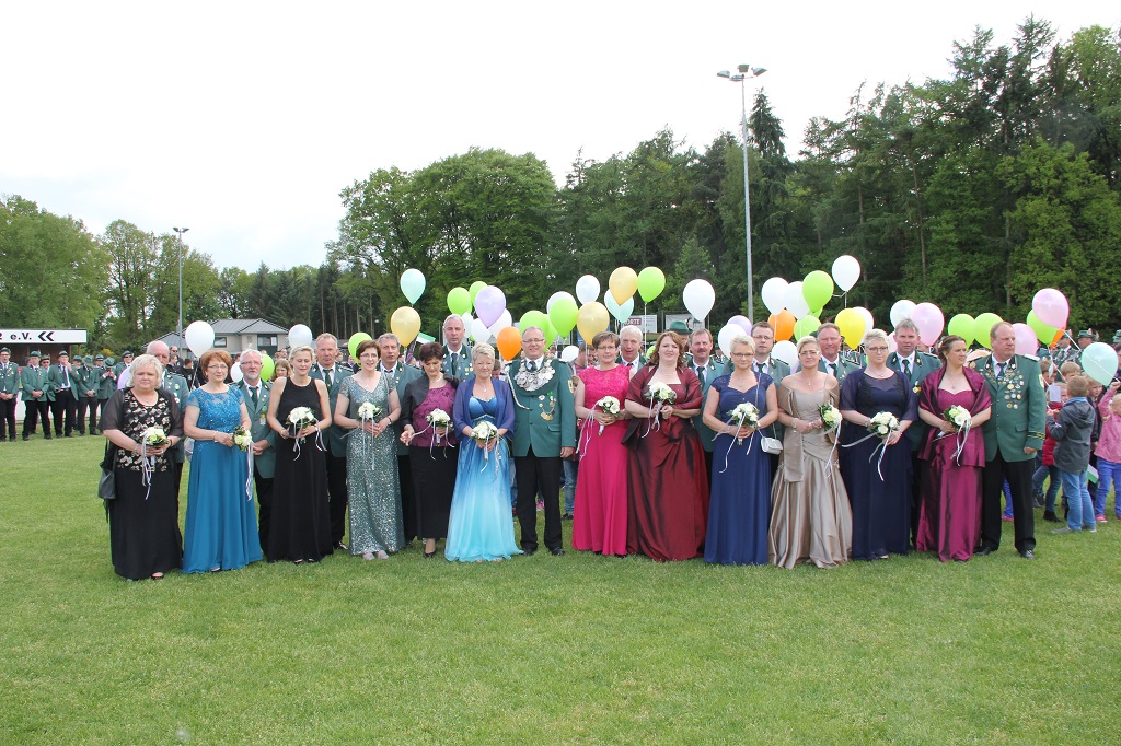 Der Königsthron 2016 – Von links: Marielle und Siegfried Dralle, Marlene und Gerd Möller, Anne und Bernd Hellmann, Ursula und Bernard Wilken, Silvia und Hubert Korfhage,  Königin Hermine Drees und König Horst Drees, Wilma und Heinz Feldhaus, Martina und Herbert Bruns, Annette und Rudolf Wiedemann, Silvia Marszalkowski und Ludger Horstmann, Rita und Johannes Bruns, Nicole und Martin Siefer