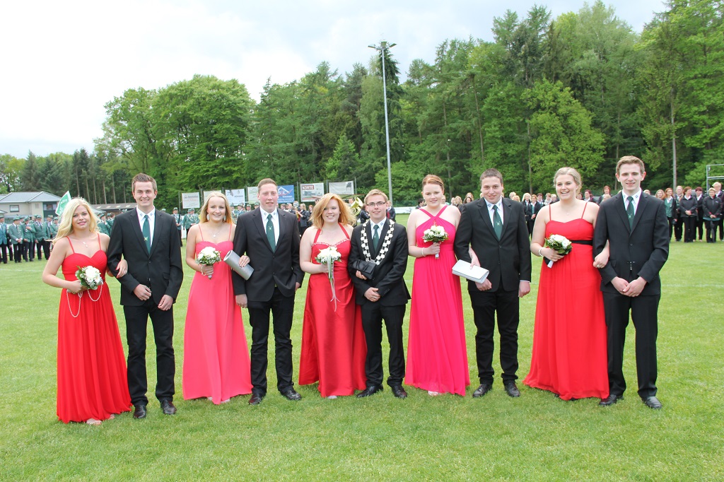 Der Prinzenthron des Schützenvereins Lindern. Von links:   Nele Frilling und Jonas kleine Lamping, Sophie Deters und  Gerd Wilken, Prinzessin Franziska Lübke und Prinz Steffen Wübbold, Corinna Thien und Tobias Knurbein, Katharina Bischoff und Kevin Thien
