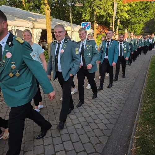 Mit rund 120 Schützenschwestern und Schützenbrüdern sind wir heute beim Schützenfest unserer Freunde der Schützenbruderschaft Liener angetreten.