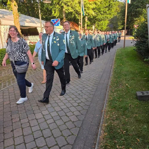 Mit rund 120 Schützenschwestern und Schützenbrüdern sind wir heute beim Schützenfest unserer Freunde der Schützenbruderschaft Liener angetreten.