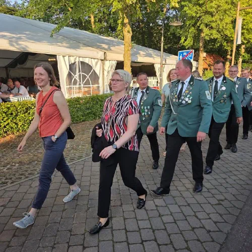 Mit rund 120 Schützenschwestern und Schützenbrüdern sind wir heute beim Schützenfest unserer Freunde der Schützenbruderschaft Liener angetreten.