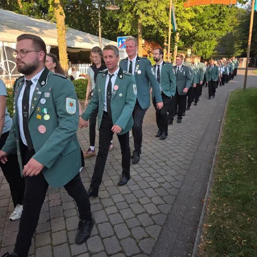 Mit rund 120 Schützenschwestern und Schützenbrüdern sind wir heute beim Schützenfest unserer Freunde der Schützenbruderschaft Liener angetreten.