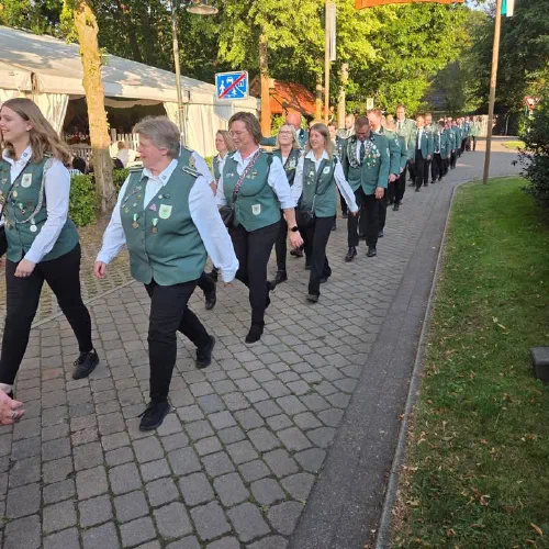Mit rund 120 Schützenschwestern und Schützenbrüdern sind wir heute beim Schützenfest unserer Freunde der Schützenbruderschaft Liener angetreten.
