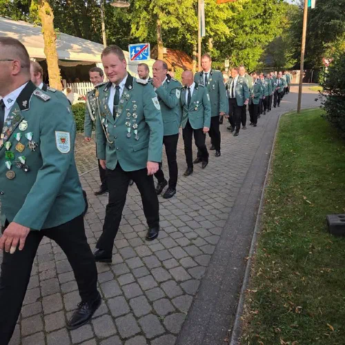 Mit rund 120 Schützenschwestern und Schützenbrüdern sind wir heute beim Schützenfest unserer Freunde der Schützenbruderschaft Liener angetreten.