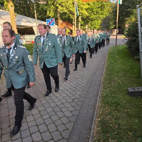 Mit rund 120 Schützenschwestern und Schützenbrüdern sind wir heute beim Schützenfest unserer Freunde der Schützenbruderschaft Liener angetreten.
