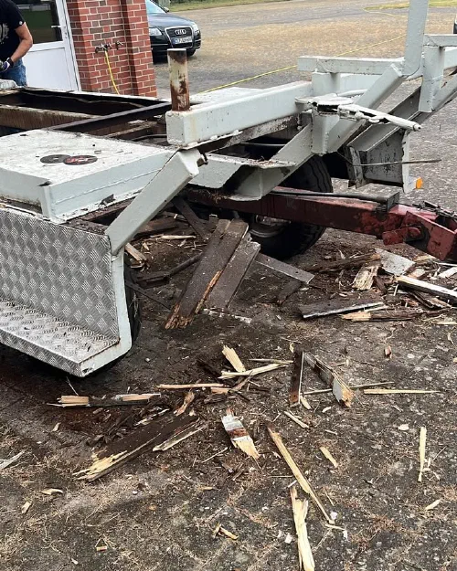 Demontage alter Verkleidungen und Holzteile