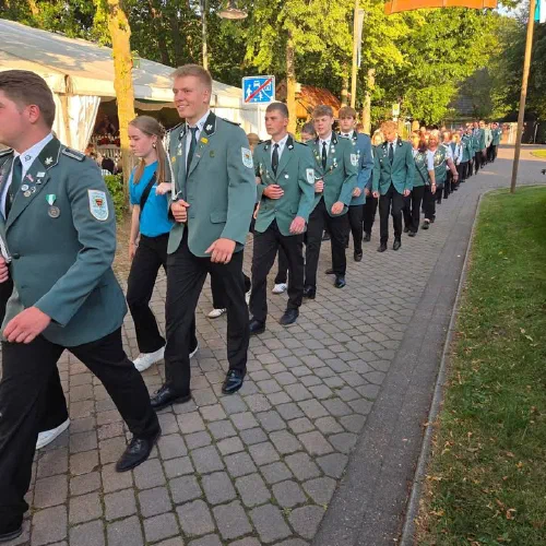 Mit rund 120 Schützenschwestern und Schützenbrüdern sind wir heute beim Schützenfest unserer Freunde der Schützenbruderschaft Liener angetreten.