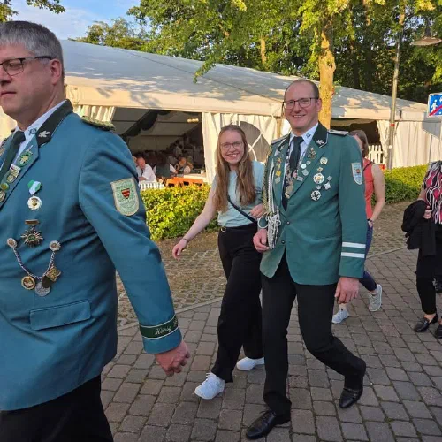 Mit rund 120 Schützenschwestern und Schützenbrüdern sind wir heute beim Schützenfest unserer Freunde der Schützenbruderschaft Liener angetreten.