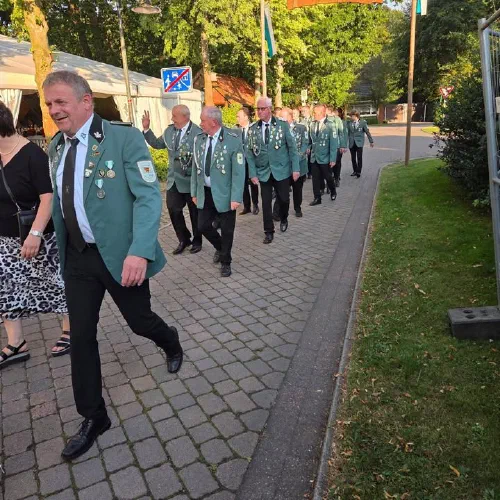 Mit rund 120 Schützenschwestern und Schützenbrüdern sind wir heute beim Schützenfest unserer Freunde der Schützenbruderschaft Liener angetreten.