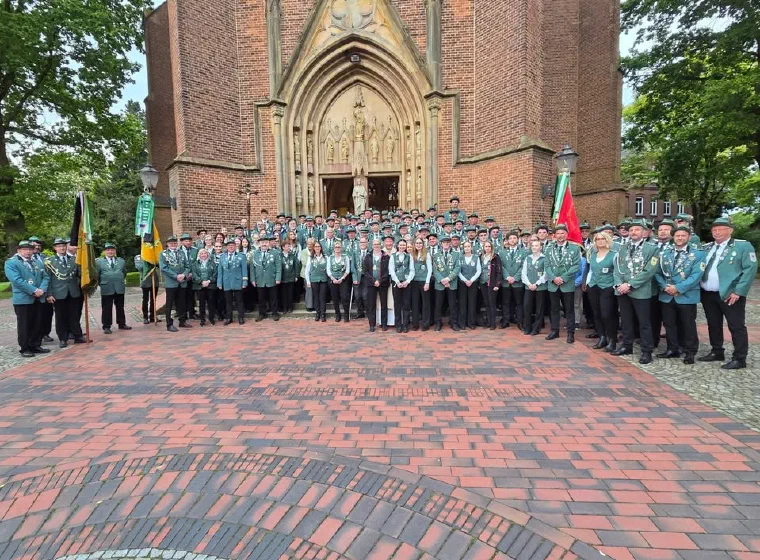 Aufstellung vor der Kirche — Schützenfest 2026