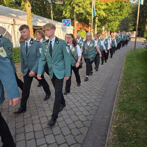 Mit rund 120 Schützenschwestern und Schützenbrüdern sind wir heute beim Schützenfest unserer Freunde der Schützenbruderschaft Liener angetreten.